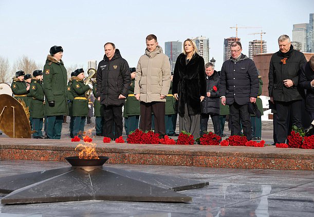 Возложение венка к Вечному огню в парке Победы на Поклонной горе в День защитника Отечества