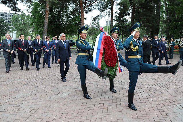Председатель Государственной Думы Вячеслав Володин и члены делегации возложили цветы к памятнику блокадникам Ленинграда в Бишкеке