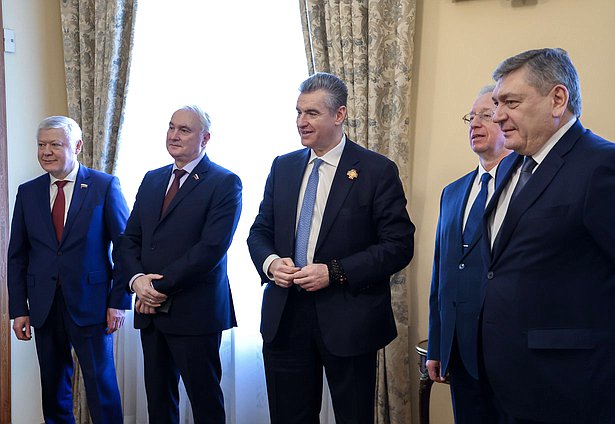 Председатель Комитета по безопасности и противодействию коррупции Василий Пискарев, Председатель Комитета по обороне Андрей Картаполов и руководитель фракции ЛДПР Леонид Слуцкий