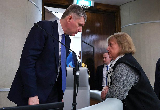 Министр экономического развития РФ Максим Решетников и заместитель Председателя Комитета по обороне Светлана Савицкая