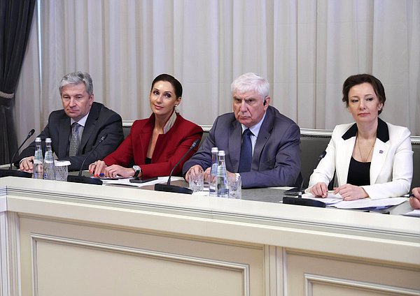 Член Комитета по международным делам Роза Чемерис, Первый заместитель Председателя Комитета Алексей Чепа и заместитель Председателя Государственной Думы Анна Кузнецова