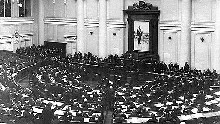 Discurso de un diputado de la Cuarta Duma Estatal en una reunión en el salón del Palacio de Táuride. La fotografía se almacena en el Archivo Estatal Central de Documentos Fílmicos y Fotográficos de San Petersburgo