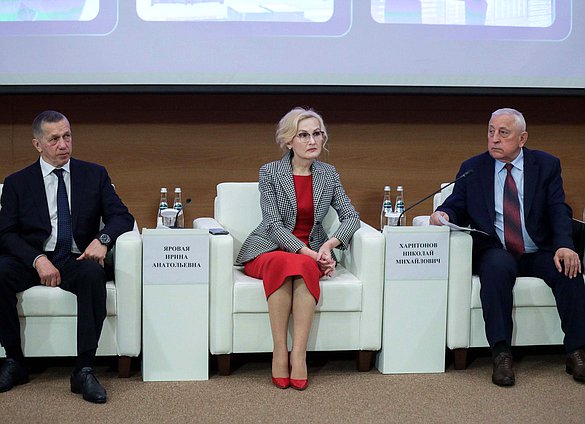 Заместитель Председателя Правительства РФ Юрий Трутнев, заместитель Председателя Государственной Думы Ирина Яровая и Председатель Комитета по развитию Дальнего Востока и Арктики Николай Харитонов