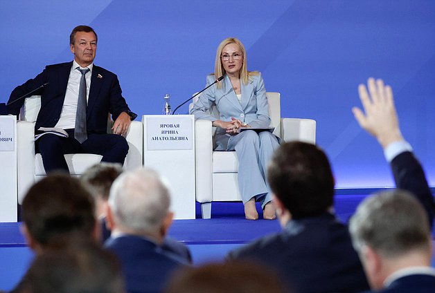 Первый заместитель Председателя Совета Федерации Андрей Яцкин и заместитель Председателя Государственной Думы Ирина Яровая