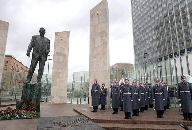 Открытие памятника Евгению Примакову в сквере напротив здания МИД РФ в Москве