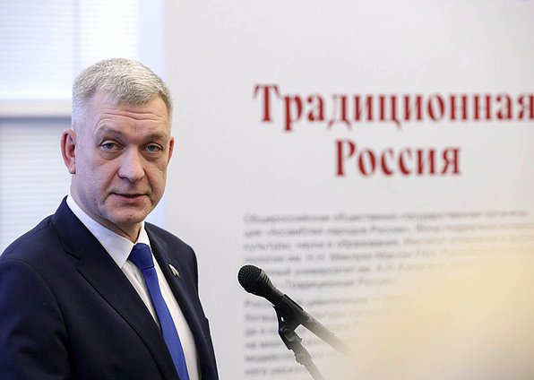 Председатель Комитета по делам национальностей Владимир Иванов