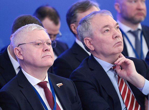Председатель Комитета по безопасности и противодействию коррупции Василий Пискарев и Председатель Комитета по делам СНГ, евразийской интеграции и связям с соотечественниками Леонид Калашников