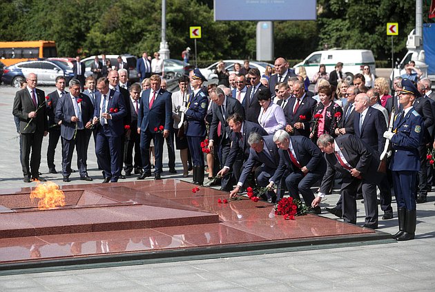 Церемония возложения венка и цветов к Монументу Победы в Минске