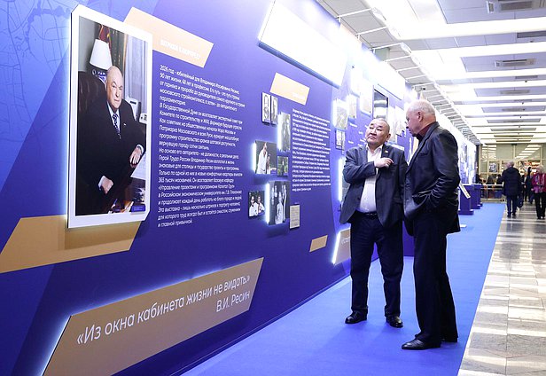 Член Комитета по транспорту и развитию транспортной инфраструктуры Петр Аммосов и член Комитета по обороне Виктор Соболев