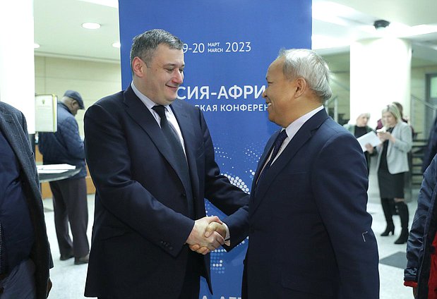 Chairman of the Committee on Informational Policy, Technologies and Communications Alexander Khinshtein and members of the delegation of the Republic of Madagascar