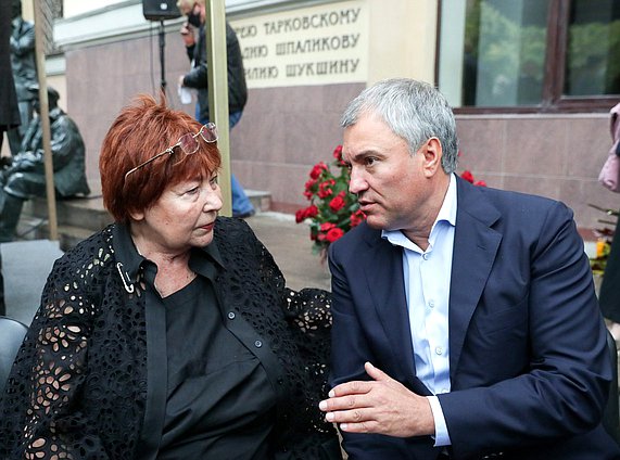 Председатель Государственной Думы Вячеслав Володин и вдова Станислава Говорухина Галина Говорухина
