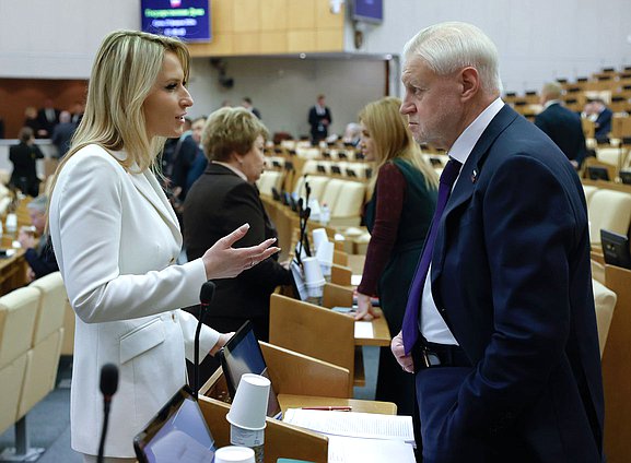 Председатель Комитета по развитию гражданского общества, вопросам общественных и религиозных объединений Яна Лантратова и руководитель фракции "Справедливая Россия" Сергей Миронов