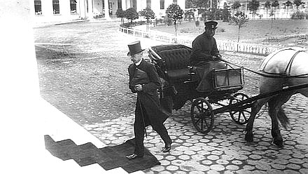 Llegada de los diputados de la Primera Duma Estatal para la primera sesión en el Palacio de Táuride. 27 de abril de 1906. La fotografía se almacena en el Archivo Estatal Central de Documentos Fílmicos y Fotográficos de San Petersburgo