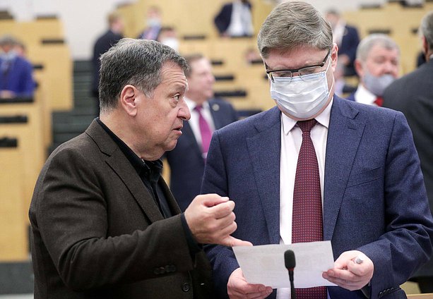 Председатель Комитета по бюджету и налогам Андрей Макаров и член Комитета по труду, социальной политике и делам ветеранов Андрей Исаев