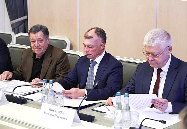 Андрей Макаров, Максим Топилин и Василий Пискарев ("Единая Россия")