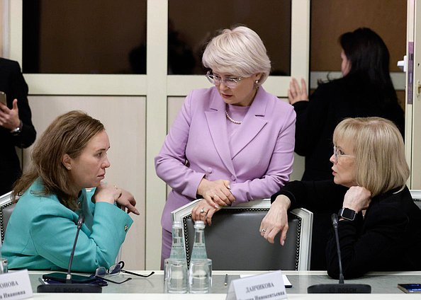 Первый заместитель Председателя Комиссии по Регламенту и обеспечению деятельности Государственной Думы Татьяна Дьяконова, заместитель Председателя Комитета по охране здоровья Татьяна Соломатина и член Комитета по просвещению Эльвира Аиткулова