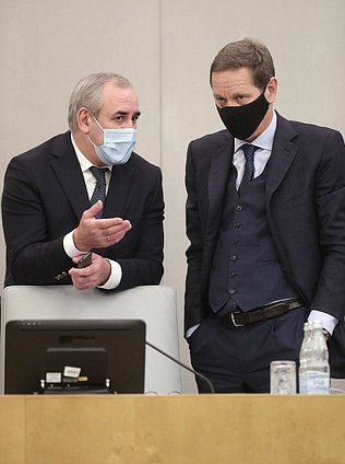 Руководитель фракции «Единая Россия» Сергей Неверов и Первый заместитель Председателя Государственной Думы Александр Жуков