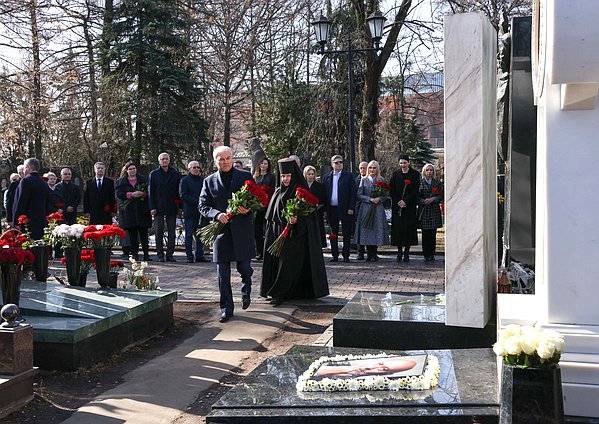 Председатель Государственной Думы Вячеслав Володин и депутаты возложили цветы к могиле Станислава Говорухина в день его 90-летия