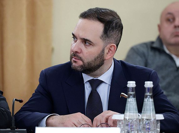 Первый заместитель Председателя Комитета по науке и высшему образованию Александр Мажуга