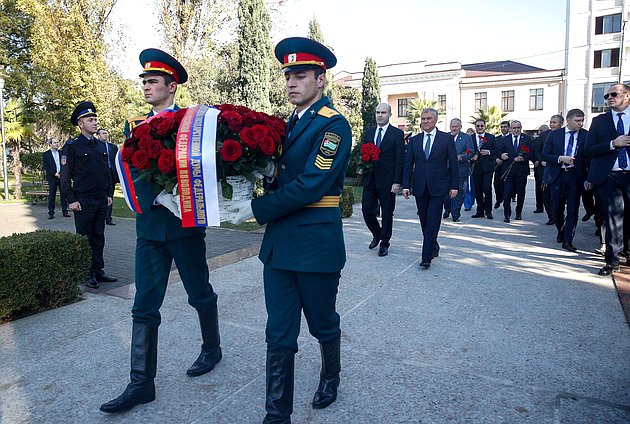 Председатель Государственной Думы Вячеслав Володин и члены российской делегации возложили цветы к Мемориалу погибшим в Отечественной войне народа Абхазии