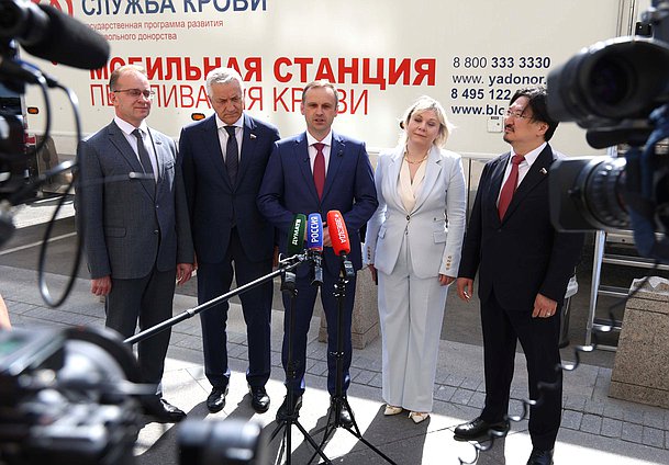 Председатель Комитета по охране здоровья Сергей Леонов, Первые заместители Председателя Комитета Бадма Башанкаев и Леонид Огуль и член Комитета Михаил Кизеев