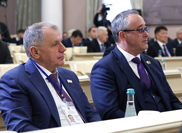 Председатель Государственного Совета Республики Крым Владимир Константинов и Председатель Московской городской Думы Алексей Шапошников