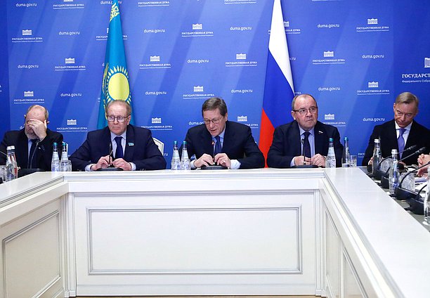 Первый заместитель Председателя Государственной Думы Александр Жуков и член Комитета по бюджету и налогам Виктор Селиверстов