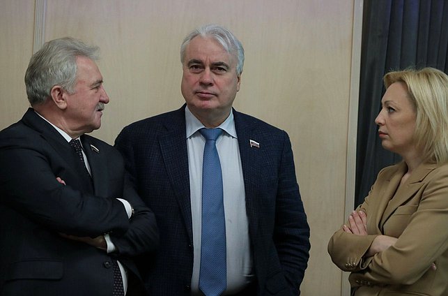 Председатель Комитета по транспорту и развитию транспортной инфраструктуры Евгений Москвичев, Председатель Комитета по энергетике Павел Завальный и Председатель Комитета по развитию гражданского общества, вопросам общественных и религиозных объединений Ольга Тимофеева