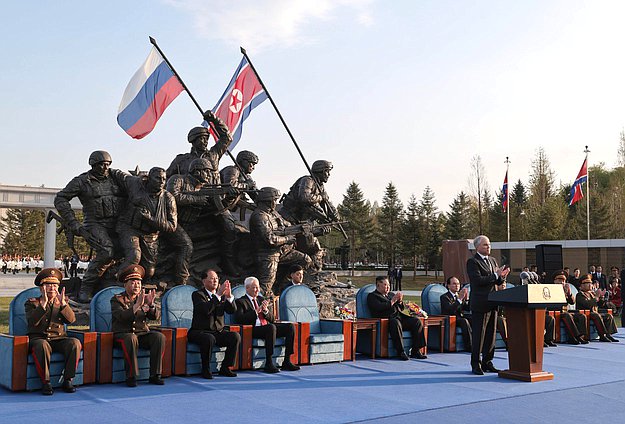 Министр обороны РФ Андрей Белоусов, Председатель Государственной Думы Вячеслав Володин и Председатель Государственных дел Корейской Народно-Демократической Республики Ким Чен Ын. Церемония открытия Мемориального комплекса и Музея боевых подвигов героев зарубежной военной операции