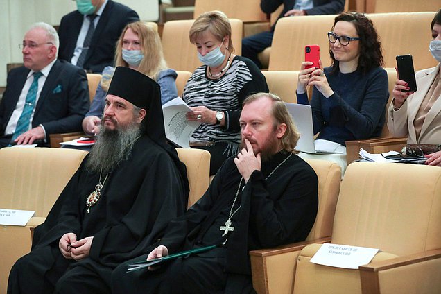 Заседание рабочей группы по вопросам детской безопасности, защиты жизни и здоровья обучающихся и педагогических работников на тему «Разработка организационно-правовых мер по созданию безопасной среды для детей и подростков: борьба с деструктивными явлениями в молодежной среде и создание позитивного контента в сети Интернет»