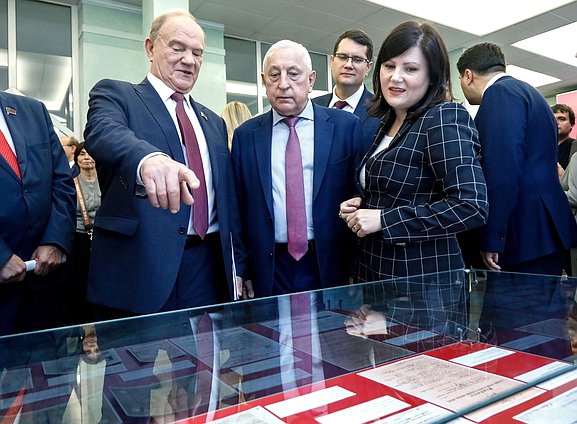 Руководитель фракции КПРФ Геннадий Зюганов и Председатель Комитета по развитию Дальнего Востока и Арктики Николай Харитонов