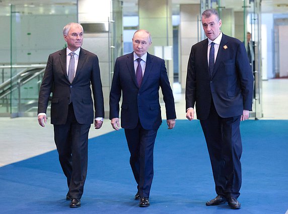 Председатель Государственной Думы Вячеслав Володин, Президент РФ Владимир Путин и руководитель фракции ЛДПР Леонид Слуцкий