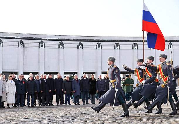 Возложение венка к Вечному огню в парке Победы на Поклонной горе в День защитника Отечества