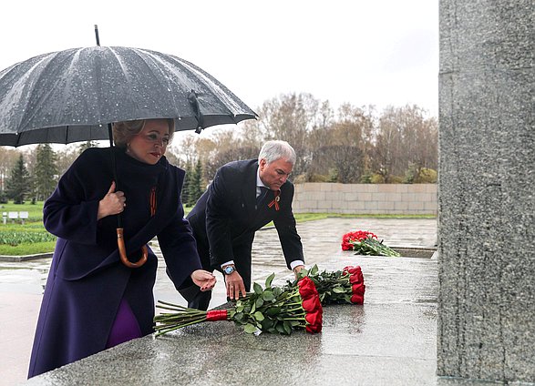 Председатель Государственной Думы Вячеслав Володин, Председатель Совета Федерации Валентина Матвиенко и участники Совета законодателей РФ возложили цветы к монументу «Мать-Родина» на Пискаревском мемориальном кладбище