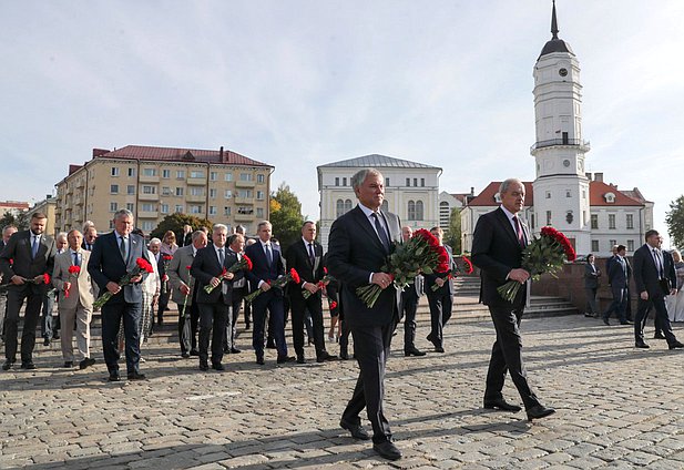 Председатель Государственной Думы Вячеслав Володин, Председатель Палаты представителей Национального собрания Республики Беларусь Игорь Сергеенко и члены делегаций возложили цветы к Мемориалу на площади Славы