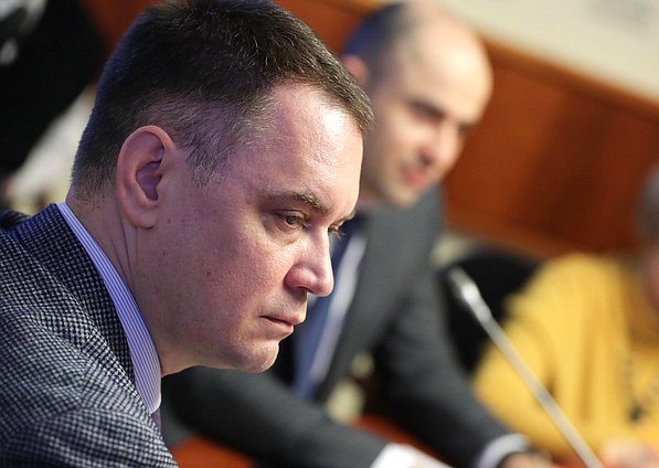 Заместитель Председателя Комитета по вопросам собственности, земельным и имущественным отношениям Алексей Корниенко