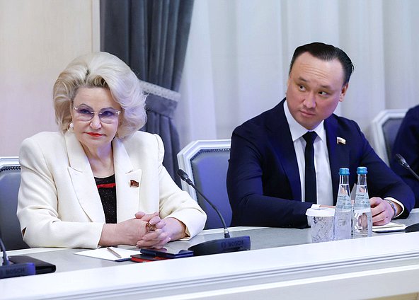 Председатель Комитета по защите семьи, вопросам отцовства, материнства и детства Нина Останина и Председатель Комитета по туризму и развитию туристической инфраструктуры Сангаджи Тарбаев