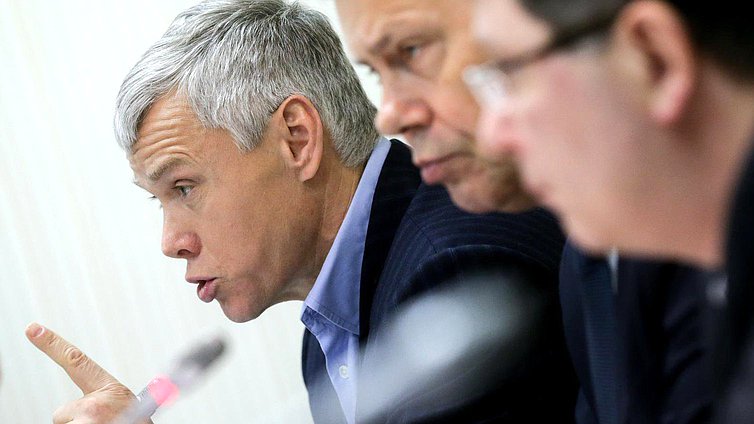 Первый заместитель председателя Комитета по экономической политике, промышленности, инновационному развитию и предпринимательству Валерий Гартунг во время заседания. Автор фото: Марат Абулхатин/Фотослужба Государственной Думы.