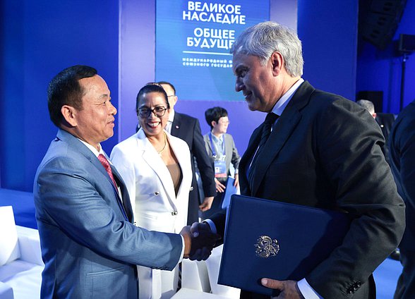 El Jefe de la Duma Estatal Vyacheslav Volodin y el Vicepresidente de la Comisión de Defensa Nacional, Seguridad y Asuntos Exteriores de la Asamblea Nacional de la República Socialista de Vietnam Nguyen Ngoc Ha.  Sesión plenaria del Foro Internacional “Gran legado – futuro común”