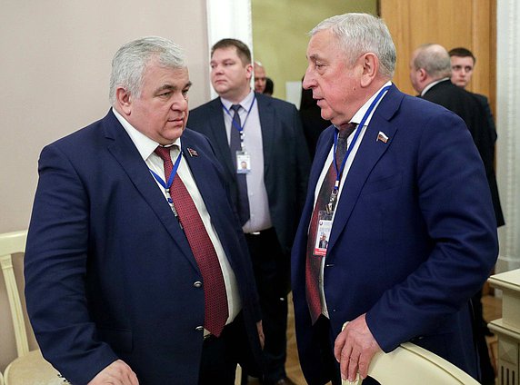Заместитель Председателя Комитета по делам СНГ, евразийской интеграции и связям с соотечественниками Казбек Тайсаев и Председатель Комитета по региональной политике и проблемам Севера и Дальнего Востока Николай Харитонов