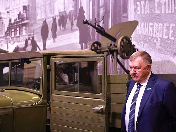 Участники Совета законодателей РФ осмотрели экспозицию патриотического объединения «Ленрезерв» о жизни блокадного Ленинграда