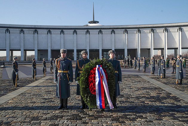 Возложение венка к Вечному огню в парке Победы на Поклонной горе в День защитника Отечества