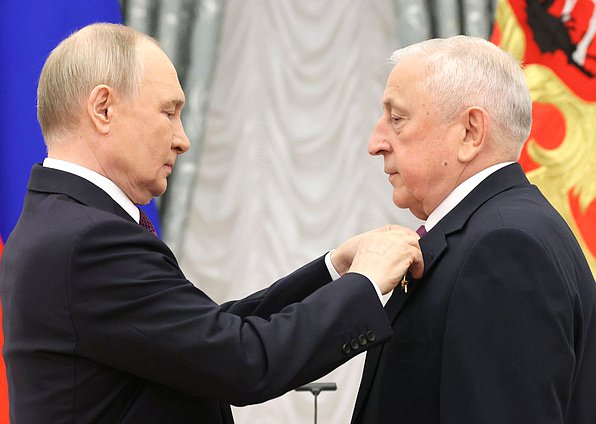 Президент РФ Владимир Путин и Председатель Комитета по развитию Дальнего Востока и Арктики Николай Харитонов. Фото: пресс-служба Президента РФ