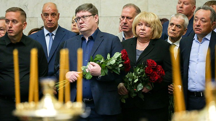 Первый заместитель руководителя фракции «Единая Россия», член Комитета по бюджету и налогам Андрей Исаев, член Комитета по аграрным вопросам Светлана Максимова и Первый заместитель Председателя Комитета по образованию и науке Геннадий Онищенко
