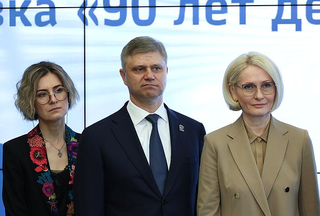 Член Комитета по международным делам Мария Бутина, Генеральный директор — председатель правления ОАО «Российские железные дороги» Олег Белозеров и заместитель Председателя Государственной Думы Виктория Абрамченко