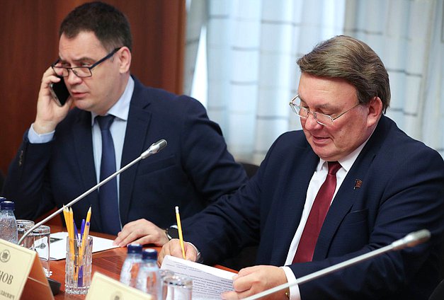 Заместитель Председателя Комитета по вопросам собственности, земельным и имущественным отношениям Алексей Корниенко и член Комитета Николай Иванов