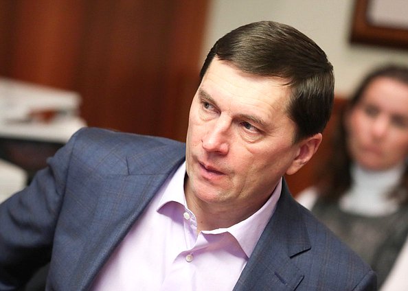 Член Комитета по вопросам собственности, земельным и имущественным отношениям Виктор Игнатов