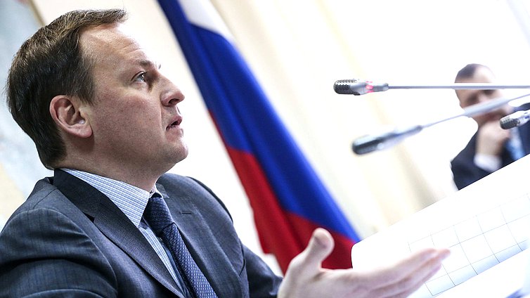 Первый заместитель Председателя Комитета по жилищной политике и жилищно-коммунальному хозяйству Олег Сидякин