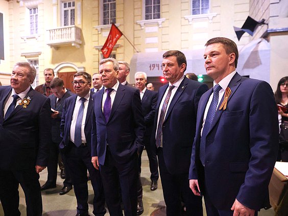 Участники Совета законодателей РФ осмотрели экспозицию патриотического объединения «Ленрезерв» о жизни блокадного Ленинграда