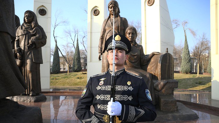 Председатель Государственной Думы Вячеслав Володин и депутаты возложили цветы к монументу «Ода стойкости» в Парке Победы в Ташкенте